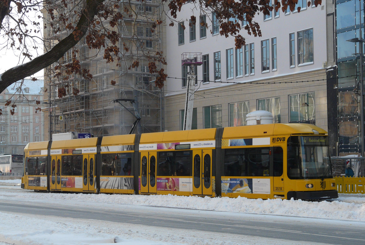 16. Dezember 2010, Dresden. Nach dem gestrigen Schneechaos auf der Autobahn strahlt heute die Sonne. Straßenbahn in der Wilsdruffer Strasse. 