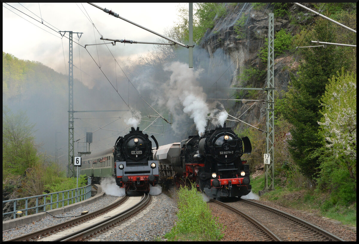 16. Dresdner Dampfloktreffen 2024: Am Sonntag (14.04.) fand die Parallelfahrt der 23 1097 (IG 58 3047 Glauchau) und 52 8079-7 (LDK) über die Tharandter Rampe statt. Das Dampfspektakel zog zahlreich Fotografen und Schaulustige an der Strecke zwischen Dresden und Freiberg/Sachsen. Die einzige Chance Dampf zwischen den vorbeifahrenden Zügen zu genießen, besteht hier auf dem Mittelbahnsteig des Bahnhofs Edle Krone. Die 52er kommt mit einem Pfiff grüßend auf die Schar von mehr als 30 Fotografen zu.