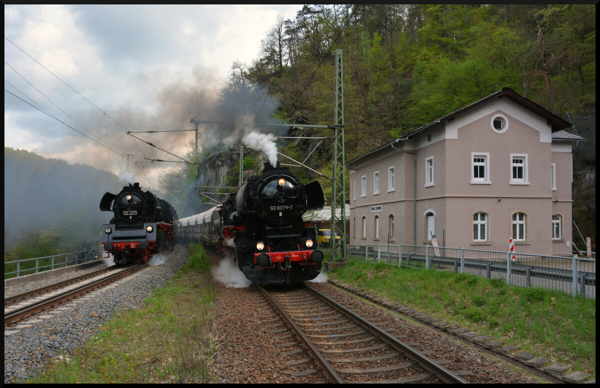 16. Dresdner Dampfloktreffen 2024: Am Sonntag (14.04.) fand die Parallelfahrt der 23 1097 (IG 58 3047 Glauchau) und 52 8079-7 (LDK) über die Tharandter Rampe statt. Das Dampfspektakel zog zahlreich Fotografen und Schaulustige an der Strecke zwischen Dresden und Freiberg/Sachsen. Die einzige Chance Dampf zwischen den vorbeifahrenden Zügen zu genießen, besteht hier auf dem Mittelbahnsteig des Bahnhofs Edle Krone. Das nutzten neben mir noch mehr als 30 andere Fotografen, die nicht nur aus ganz Deutschland, sondern auch aus Italien und Japan angereist waren.