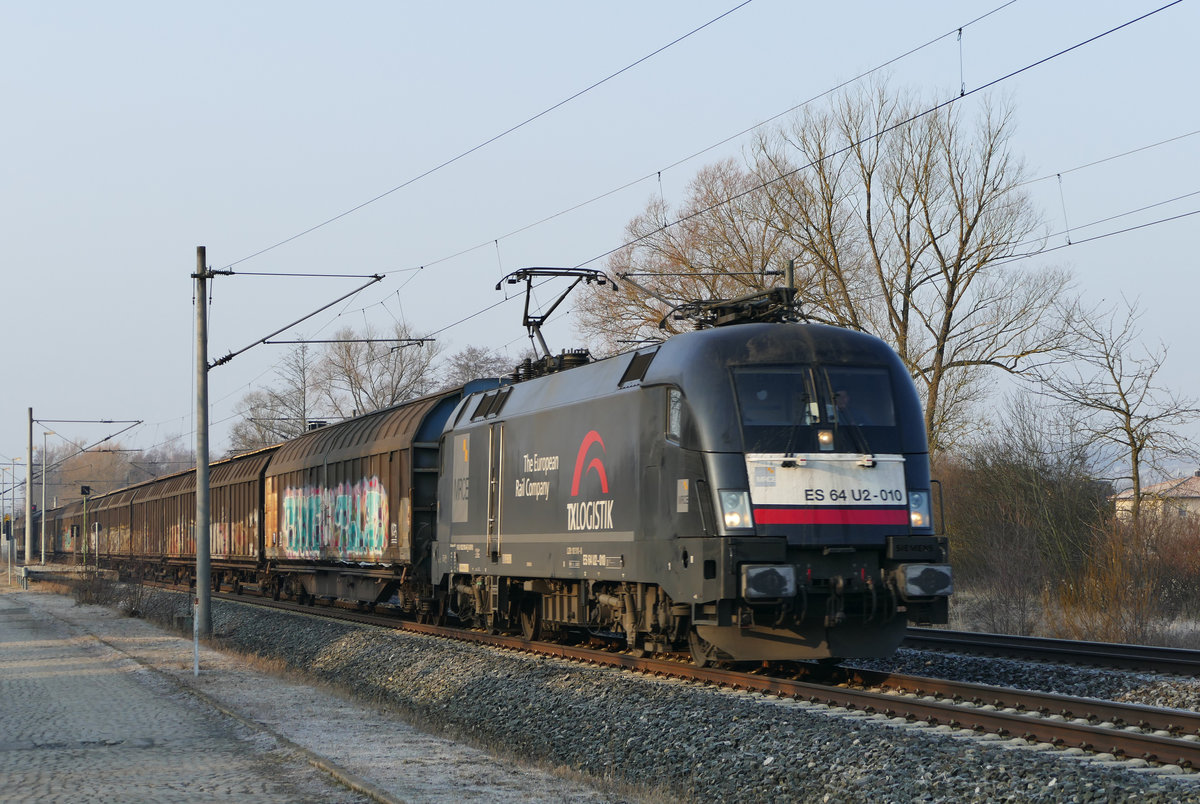 16. Februar 2017, Die MRCE-Lok ES 64 U2-010 befördert bei Küps einen Güterzug in Richtung Saalfeld.