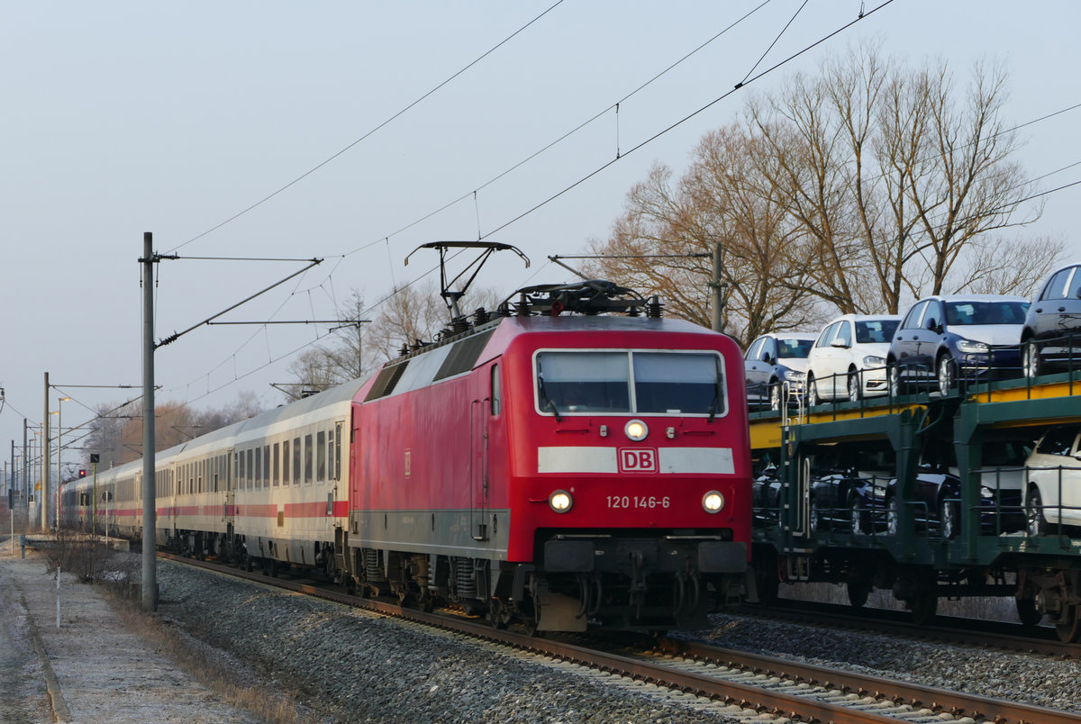 16. Februar 2017, IC 2302 München - Berlin begegnet in Küps einem Auto-Transportzug. Zuglok ist 120 146, 120 137 schiebt nach.