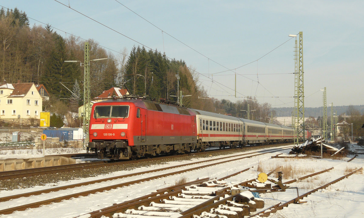 16. Januar 2009, ICE 73930 München - Berlin fährt durch den Bahnhof Kronach. Lok 120 130 führt.