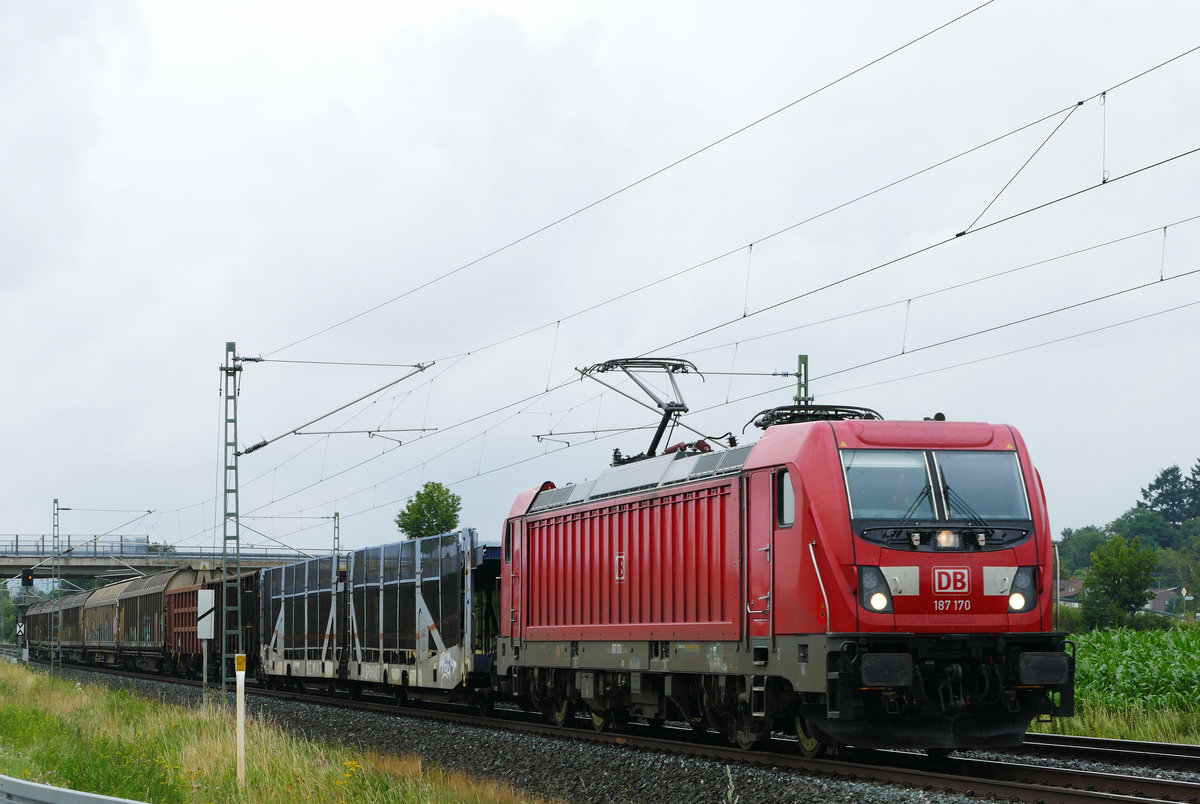 16. Juli 2020, ein Güterzug fährt durch Oberlangenstadt in Richtung Lichtenfels. Vorgespannt ist Lok 187 170.