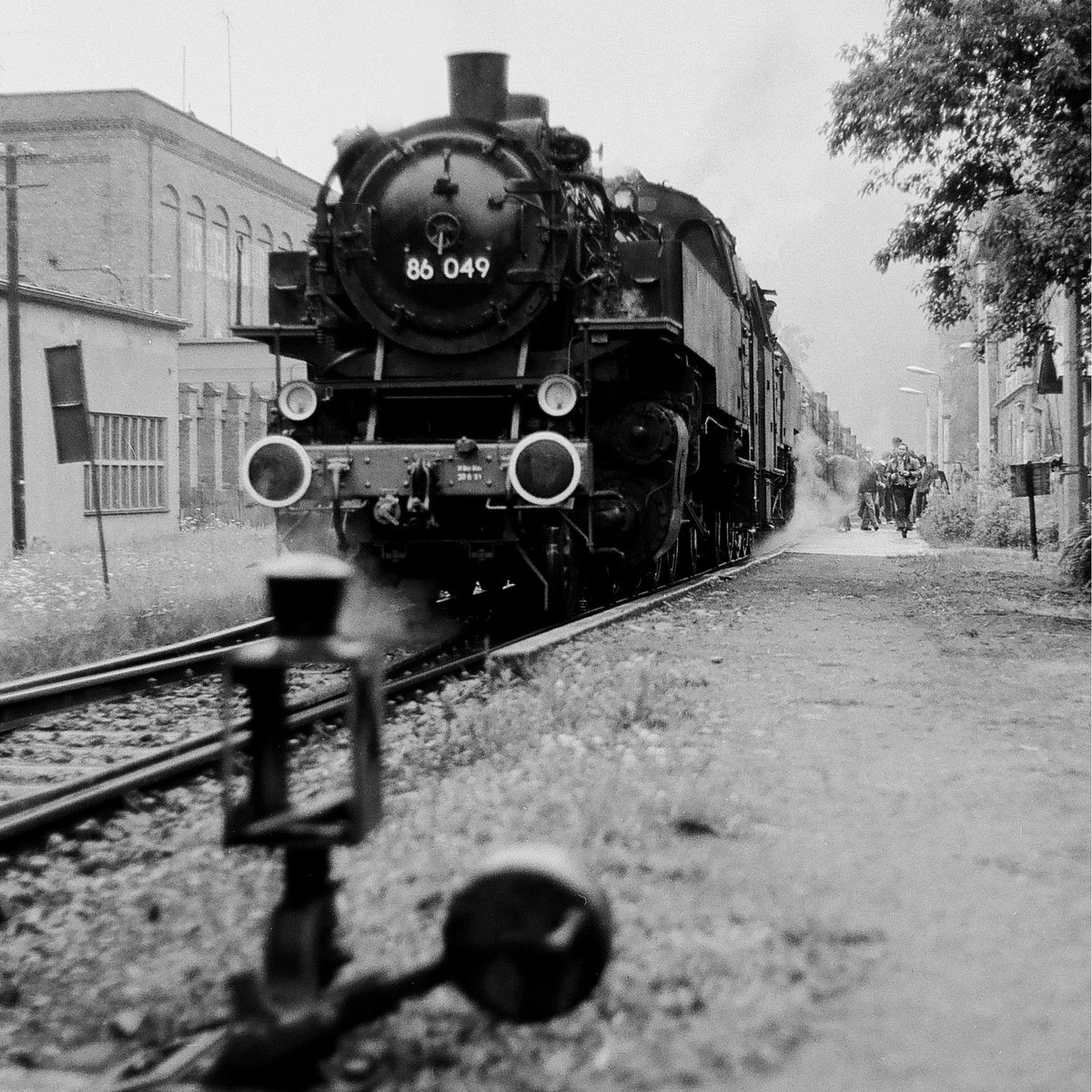 16. Juni 1984 Dampflok-Sonderfahrt von Dresden nach Dürröhrsdorf. Der Zug mit 86 1501 und 86 049 hält im Bahnhof Goßdorf-Kohlmühle an der Strecke Bad Schandau - Sebnitz - Neustadt/Sa.