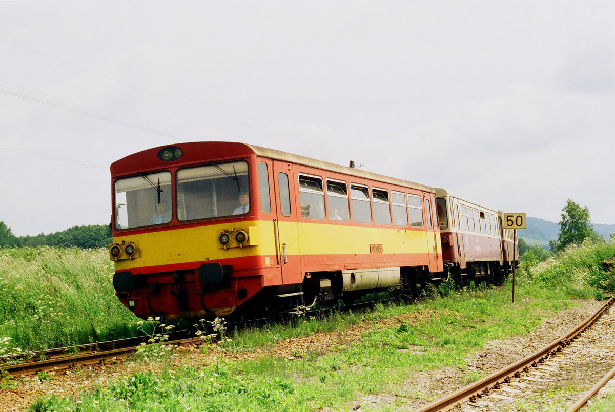 16. Juni 1995, in Tschechien, in der Nähe des Lipno-Stausees begegnete uns auf der Strecke 195 diese dreiteilige Triebwagen-Einheit der CD. VT 810 108 führt.