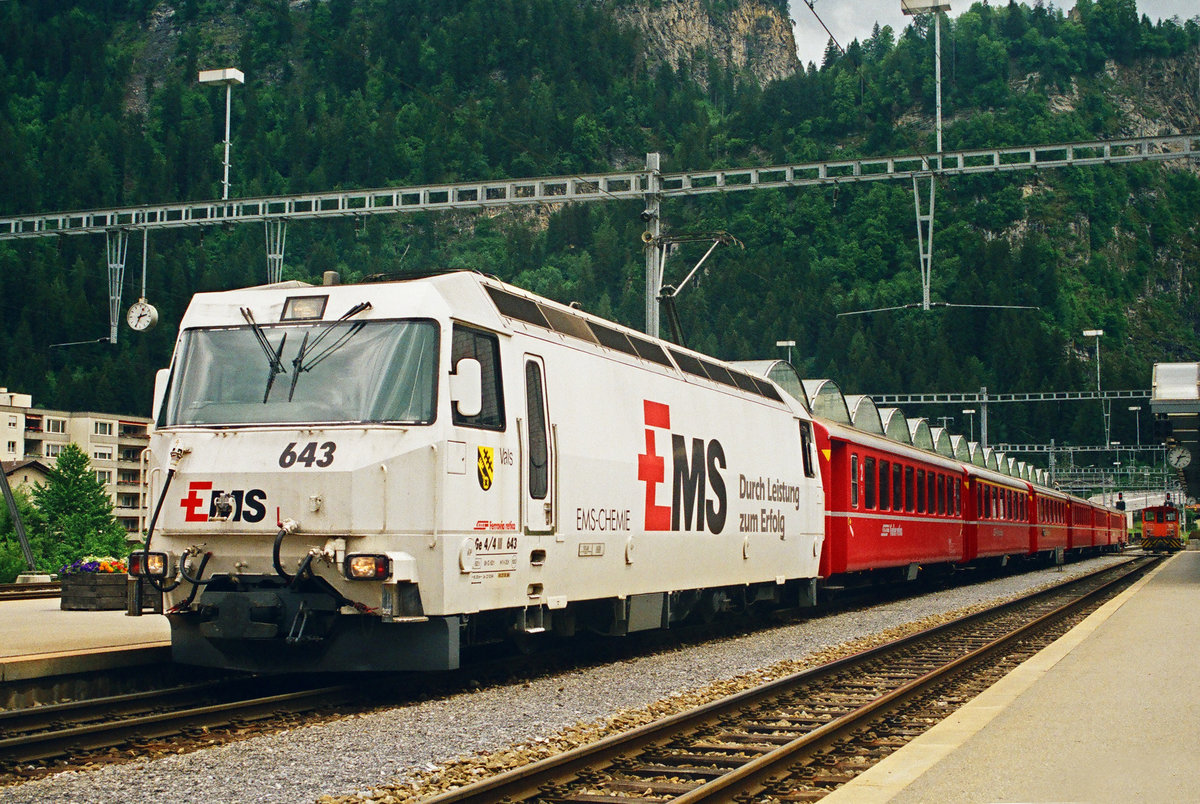 16. Juni 2001, Lok 643 „Vals“ der RhB mit EMS-CHEMIE-Werbung in Thusis, Typ Ge 4/4, Baujahr 1993, LüP 15 500 mm, Dienstmasse 61 t, Vmax 100 km/h, 3200 kW.
