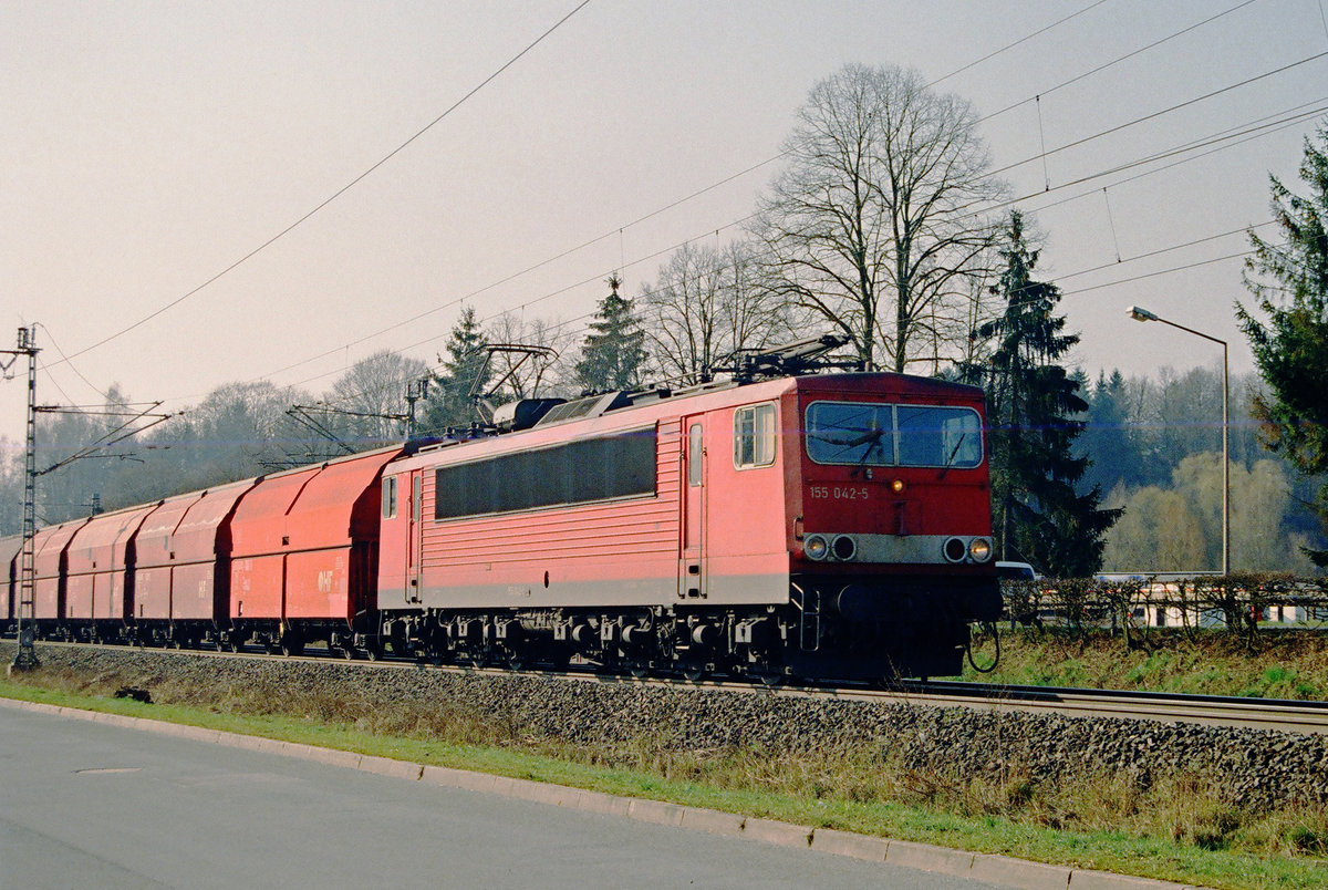 16. März 2007 Kronach, Lok 155 042 fährt mit einem Kohlezug in Richtung Saalfeld. Scan vom Negativfilm.