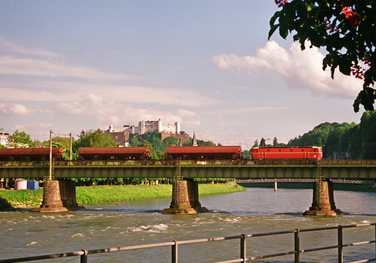 16. Mai 2001 Salzburg, ein mit einer Lok der BR 1044 bespannter Güterzug der ÖBB fährt über die Salzachbrücke in Richtung Deutschland. 