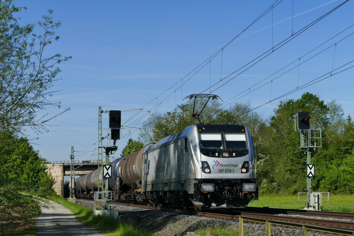 16. Mai 2017, Lok 187 078 der RheinCargo befördert bei Johnannisthal einen Kesselwagenzug in Richtung Saalfeld 