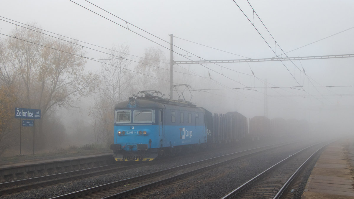 16. November 2018 in Zelenice nad Bilinou: 122 051-6 kämpft sich durch den Frühnebel (der sich erst ab 14 Uhr langsam verzog =).  