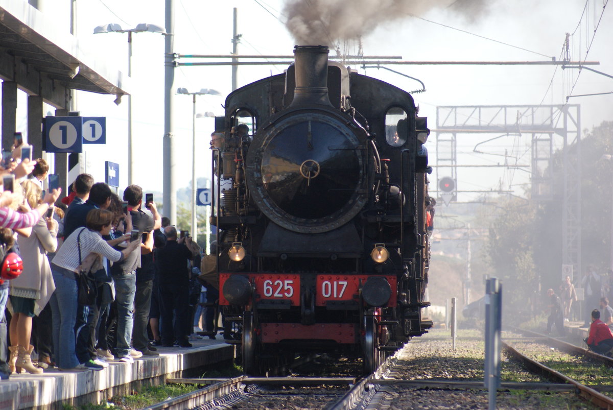 16 oct 2016, 625.017 arrives at Anguillara with a special steam train.