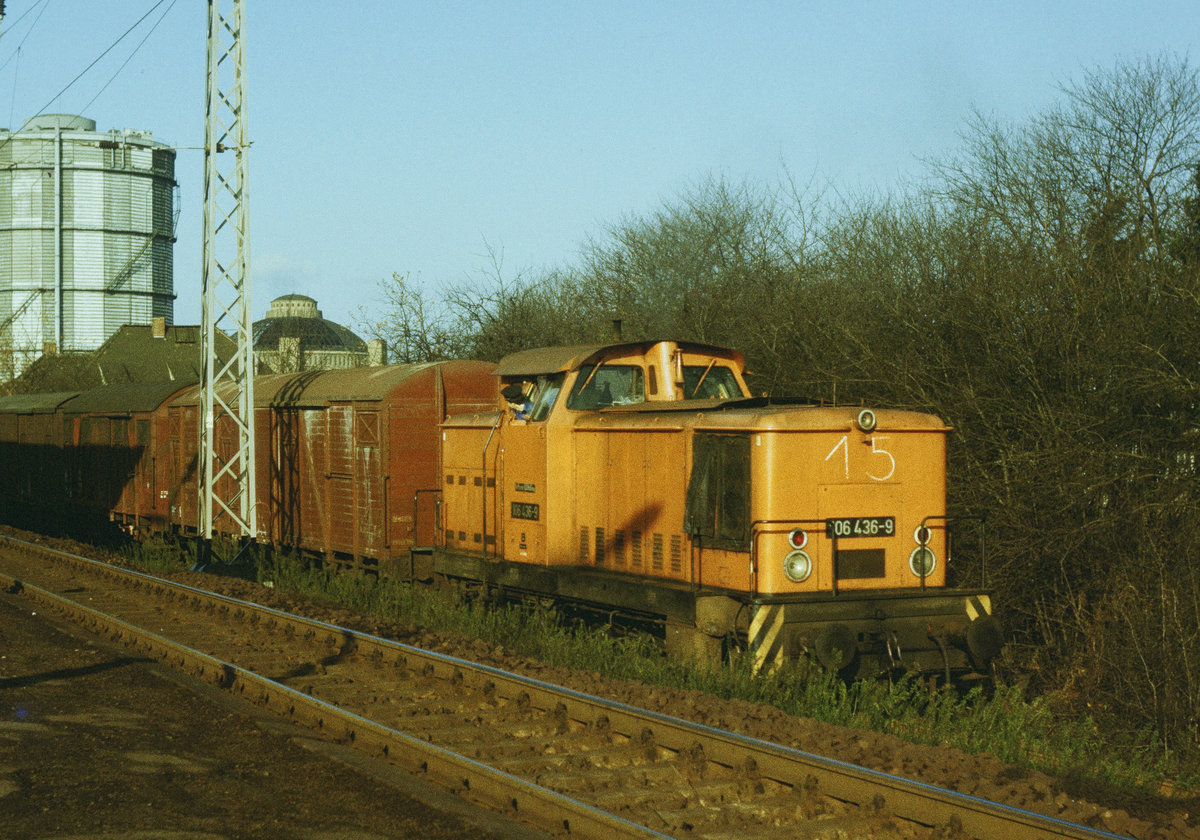 16. Oktober 1984, Dresden-Reick: V60 106 436 (Werklok 15 ?) zieht vor der Kulisse des Gaswerkes Reick einen Güterzug auf dem von Reick bis Heidenau parallel zur Hauptstrecke verlegten Industriegleis. Die Betriebe im Dresdner Osten wurden so über zahlreiche Anschlussgleise versorgt. Im Hintergrund ist der große Scheiben-Gasbehälter und rechts daneben der größte der älteren  Gasometer  zu sehen. Ein kleinerer, hier nicht sichtbarer, beherbergt seit Dezember 2006 das Panometer. Zur Lok: Sie wurde 1968 an die DR ausgeliefert und beim Bw Dresden-Friedrichstadt als V 60 1436 in Dienst gestellt. Bei der DB erhielt sie die Nummer 346 436-9, arbeitete im Geschäftsbereich Ladungsverkehr bis sie am 04.01.1999 z-gestellt und am 10.02.1999 in Dresden ausgemustert wurde. Danach (sagt die  Goldbroiler-Quelle ) soll sie nach Bischofswerda überführt worden sein.