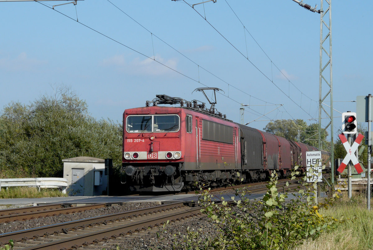 16. Oktober 2010, Bei Oberlangenstadt fährt Lok 155 207 mit einem Güterzug in Richtung Lichtenfels. Der beschrankte Übergang am ehemaligen Haltepunkt ist mittlerweile einer Brücke gewichen.