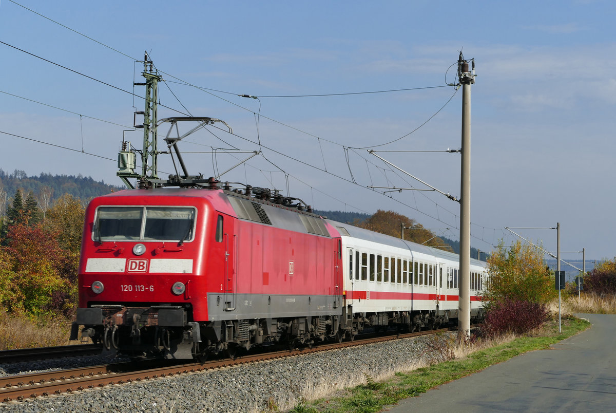16. Oktober 2018, IC 2063 Karlsruhe - Leipzig, geschoben von Lok 120 113, fährt mit starker Verspätung durch Küps in Richtung Kronach.