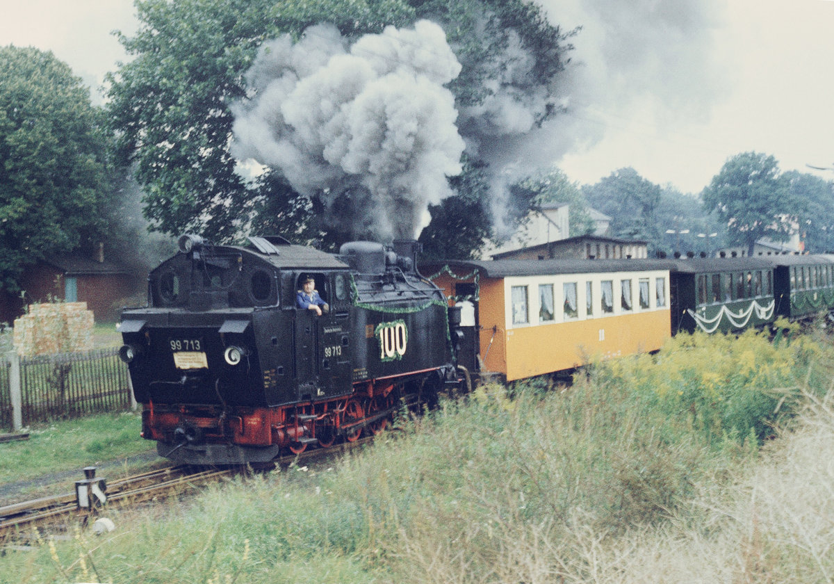 16. September 1984: Der Sonderzug zur Feier  100 Jahre Schmalspurbahn Radebeul - Radeburg , gezogen von der sä VIK 99 713 (1927 Hartmann), begibt sich in Moritzburg auf die Fahrt nach Radeburg.