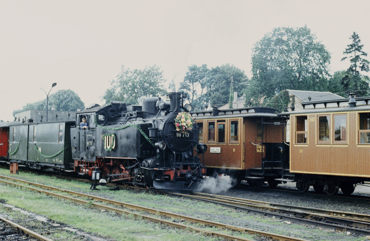 16. September 1984: Sonderzüge zur Feier  100 Jahre Schmalspurbahn Radebeul - Radeburg   im Bahnhof Radeburg. Im Vordergrund fährt der zweite Zug mit der sä VIK 99 713 (1927 Hartmann) ein. 