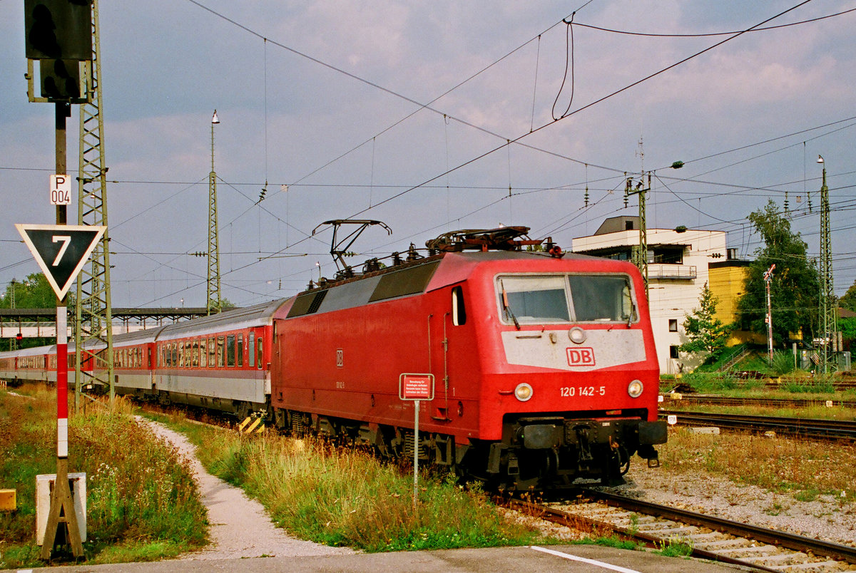 16. September 2000, Bahnhof Freilassing, Lok 120 142-5 fährt als RB mit dem dem IC 718 „Königssee“ von Berchtesgaden kommend ein. 