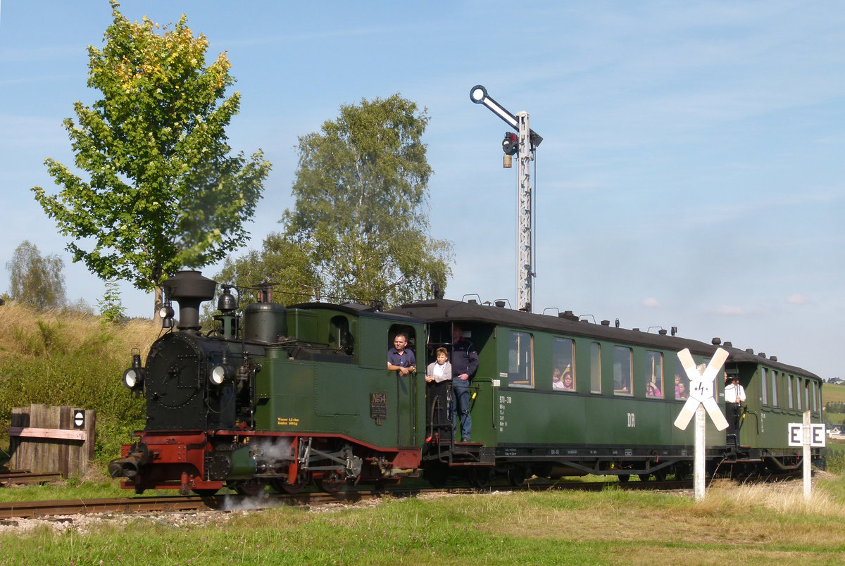 16. September 2012, Anlässlich des 3. Brückenfestes in Schönheide verkehrten die IK Nr. 54, die IVK 99 516 und die 99 582 mit Personenzügen zwischen Schönheide und Neulehn. Die IK fährt mit ihren Zug in Schönheide ein.