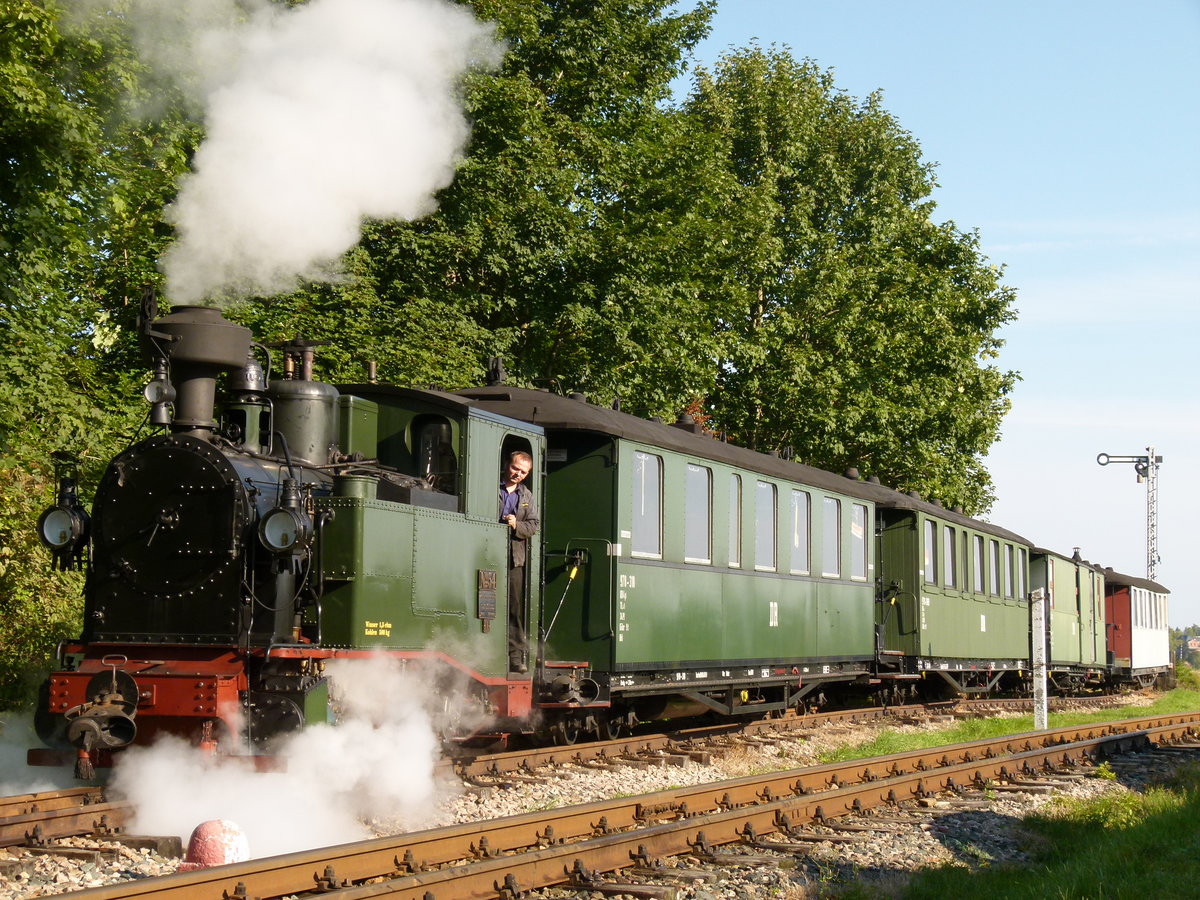 16. September 2012, Anlässlich des 3. Brückenfestes in Schönheide verkehrten die IK Nr. 54, die IVK 99 516 und die 99 582 mit Personenzügen zwischen Schönheide und Neulehn. Die IK fährt mit ihren Zug in Schönheide ein.