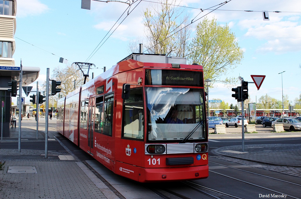 16.04.2014 - TW 101 der VBBr verlässt den Hauptbahnhof in Richtung Blumenstraße.
