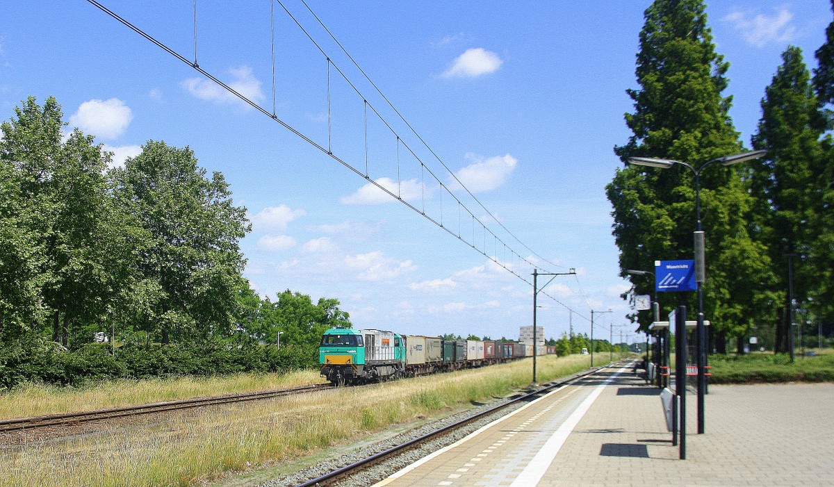 1605 von LOCON kommt mit einem langen Ewals-Cargo-Care-Containerzug aus Novara(I) nach Geleen-Lutterade(NL) und fährt in Geleen-Lutterade(NL) ein.
Aufgenommen in Geleen-Lutterade(NL). 
Bei schönem Sonnenschein am Mittag vom 14.6.2015. 