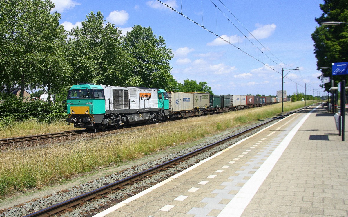 1605 von LOCON kommt mit einem langen Ewals-Cargo-Care-Containerzug aus Novara(I) nach Geleen-Lutterade(NL) und fährt in Geleen-Lutterade(NL) ein. Aufgenommen in Geleen-Lutterade(NL). 
Bei schönem Sonnenschein am Mittag vom 14.6.2015. 