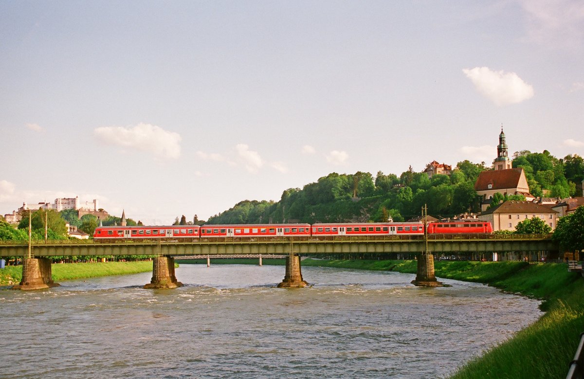 16.05.2001 Salzburg, ein Nahverkehrszug von Freilassing fährt über die Salzachbrücke