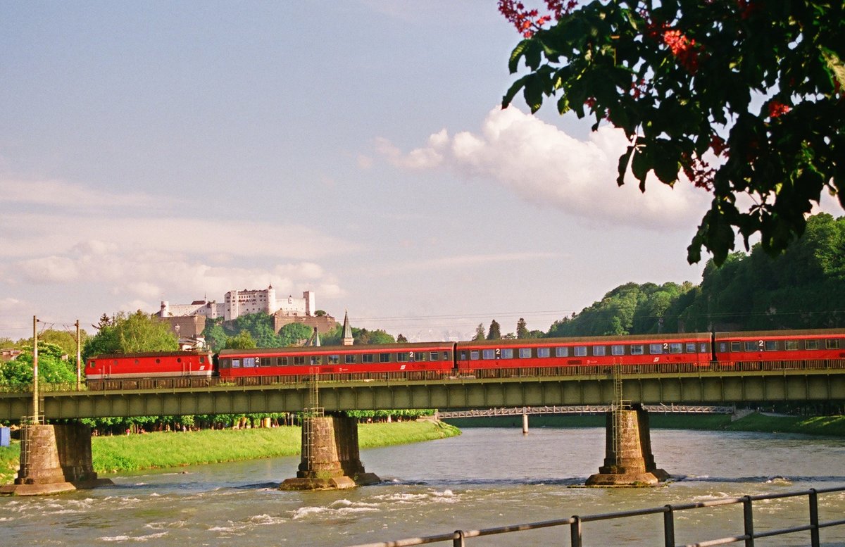 16.05.2001 Salzburg,  eine Lok der BR 1044 überquert mit einem Intercity der ÖBB die Salzachbrücke,