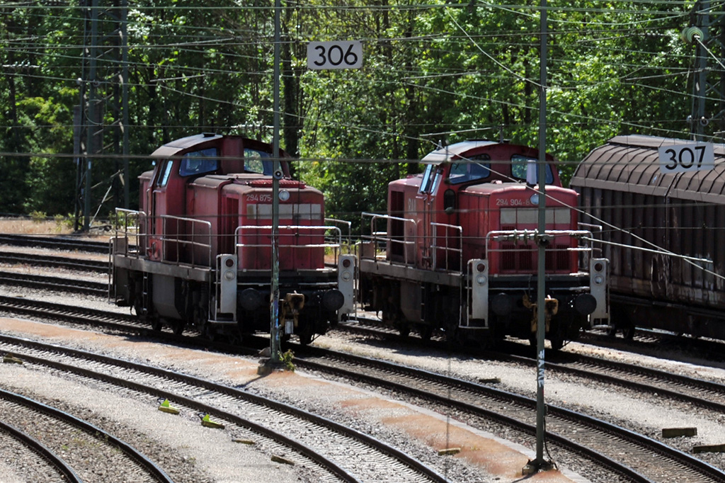 16.05.2017 Abgestellte 294 875-0 & 294 904-8 in Plochingen, das Foto wurde mit größerer Brennweite und Gegenlicht von der Straßenüberführung gemacht