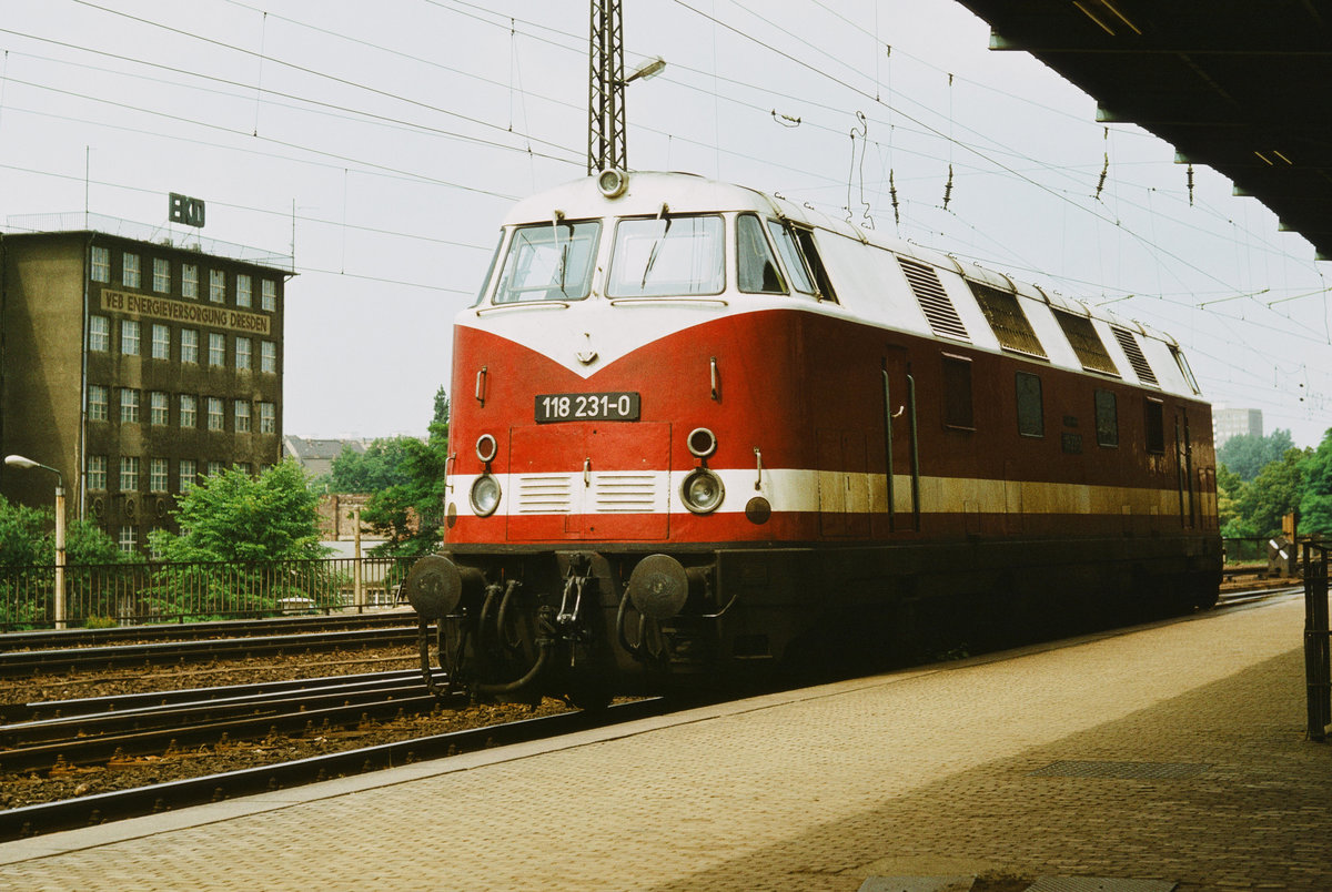 16.06.1986, Dresden-Hauptbahnhof Südseite. Die V180 118 231 hat einen D-Zug von Görlitz gebracht und ihn zur Weiterfahrt in Richtung Karl-Marx-Stadt (Chemnitz) an eine E-Lok übergeben.