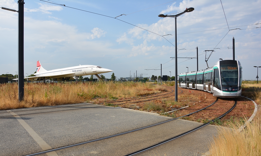 16.07.2015, Paris, Athis-Mons -Porte de l'Essonne. Alstom Citadis 302 #706 passiert die Concorde der British Airways.