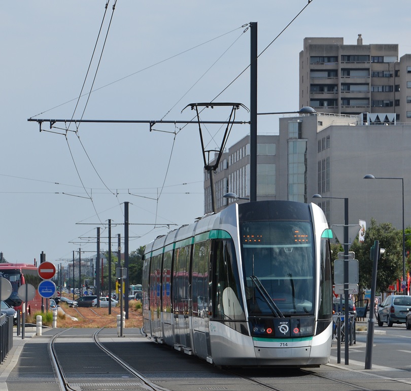 16.07.2015, Paris, Avenue de Stalingrad. Alstom Citadis 302 #714 der RATP verlässt die Haltestelle Villejuif - Louis Aragon (Endstation der U-Bahnlinie M7) und fährt direkt nach Flughafen Paris Orly.
