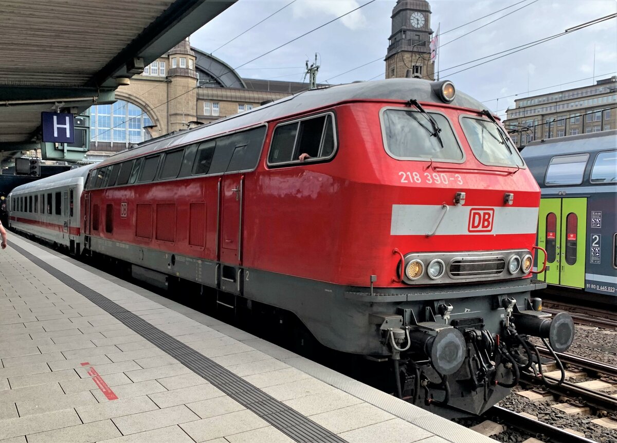 16.08.2021 Hamburg Hbf: 218 390-3 hat gerade den IC 2415 von Burg / Fehmarn nach Hamburg Hbf gebracht. Die Fahrt endet hier, der Zug wird in die Abstellung nach Hamburg-Langenfelde gebracht und die Lok fährt Lz zurück, um an der Abstellanlage im ehemaligen BW 3 am Högerdamm zu tanken und zu übernachten.