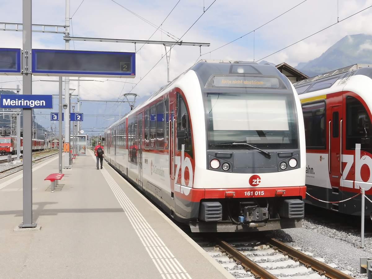 161 015 steht auf Gleis 2 des Bahnhof von Meiringen am 25. Juni 2018.

Aktion noch mal  sachgemäß durchführen. 