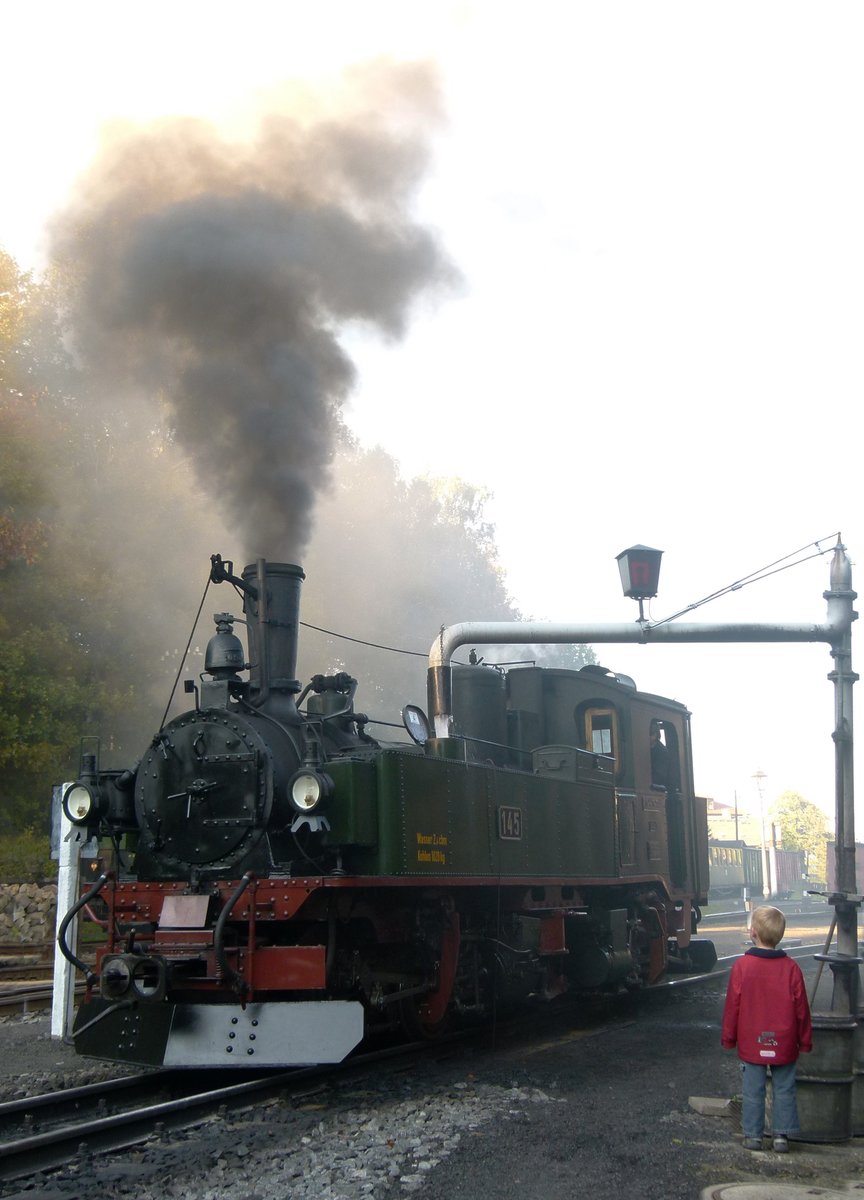 16.10.2011, Zittauer Schmalspurbahn. Im Bahnhof Bertsdorf nimmt die IVK 145 (DR 99 555) vor der Bergfahrt noch einen kräftigen Schluck. Steppke staunt.
