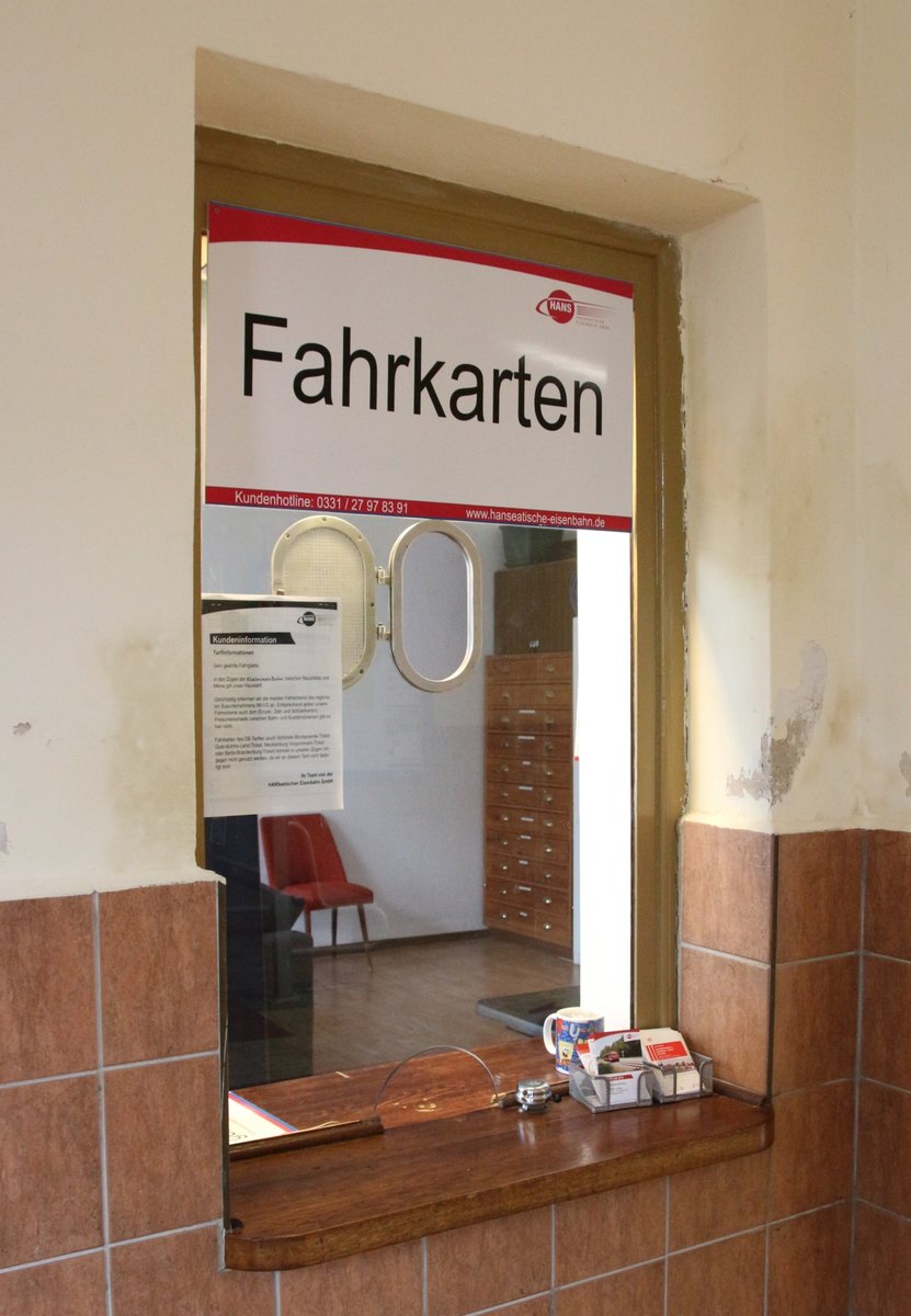 16.10.2016 Wesenberg, Strecke Neustrelitz - Mirow. Keine Fata Morgana, keine optische Täuschung: Ein geöffneter Fahrkartenschalter auf einem Klein(st)bahnhof. Bin mir nicht sicher, ob ich die Kategorie  Fahrkartenausgaben  vorschlagen sollte... Nettes Detail: Fahrradklingel zum Bemerkbarmachen