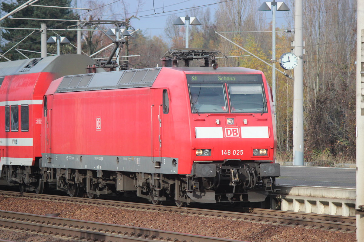 16.11.2016 Bf.Heidenau bei Dresden, S-bahn S1 nach Schöna ( Sächs.Schweiz) mit 146 025 zur Mittagszeit fotogen in der Einfahrt.
