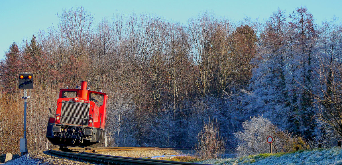 16.12.2013 . Nach getaner Arbeit rollt DH 600.3 von der Anschlussbahn Leibenfeld zurück in den Bahnhof Deutschlandsberg. 

