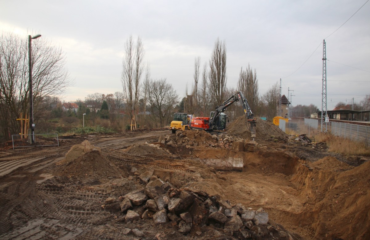 16.12.2014 Zepernick. Fundamentreste der Güterabfertigung. Auf der alten Ladestraße entstehen Parkplätze. Kategorie  stillgelegte Bf  bezieht sich auf den Güterbf.