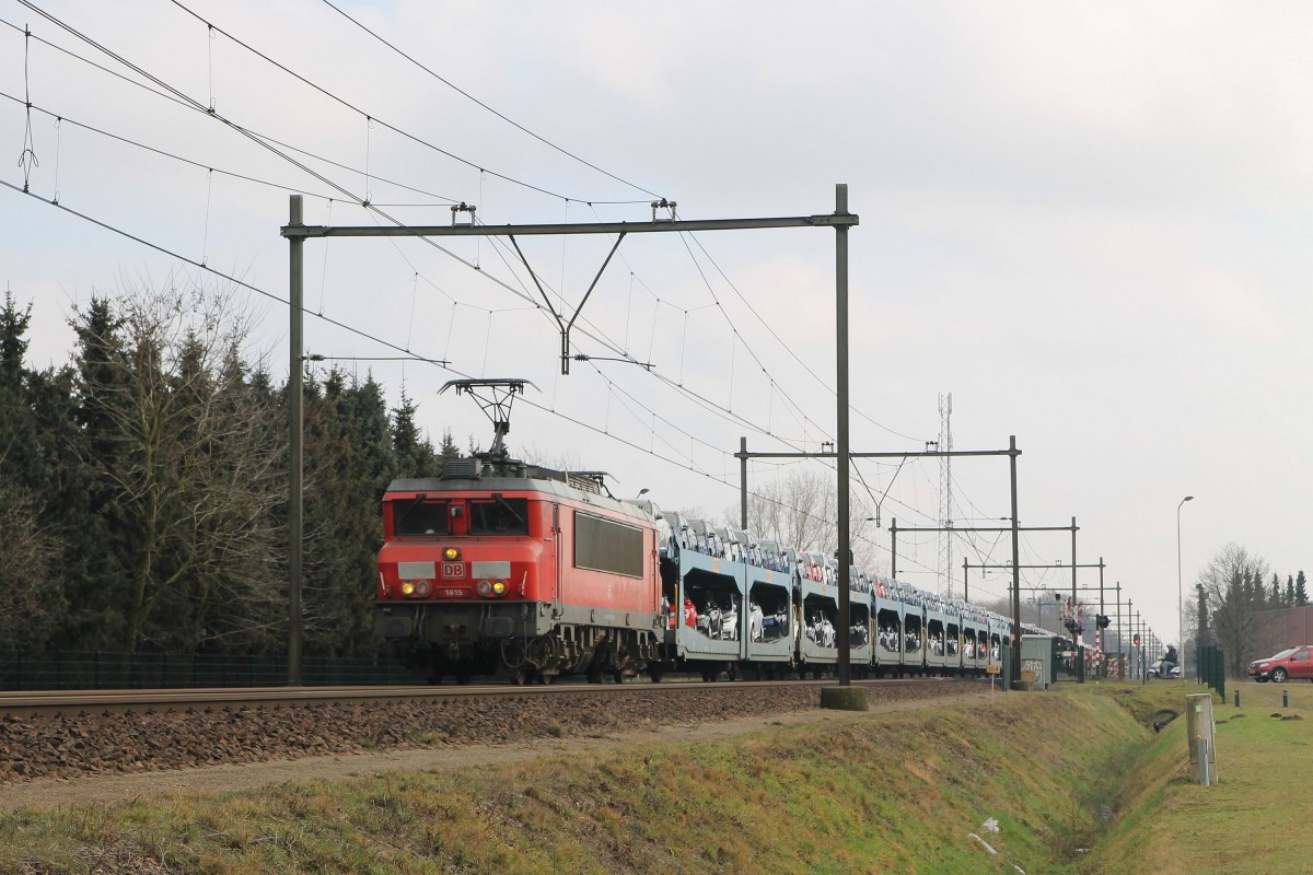 1615 (DB Schenker) mit Güterzug 47732 Dillingen-Sloehaven bei Deurne am 26-2-2015.