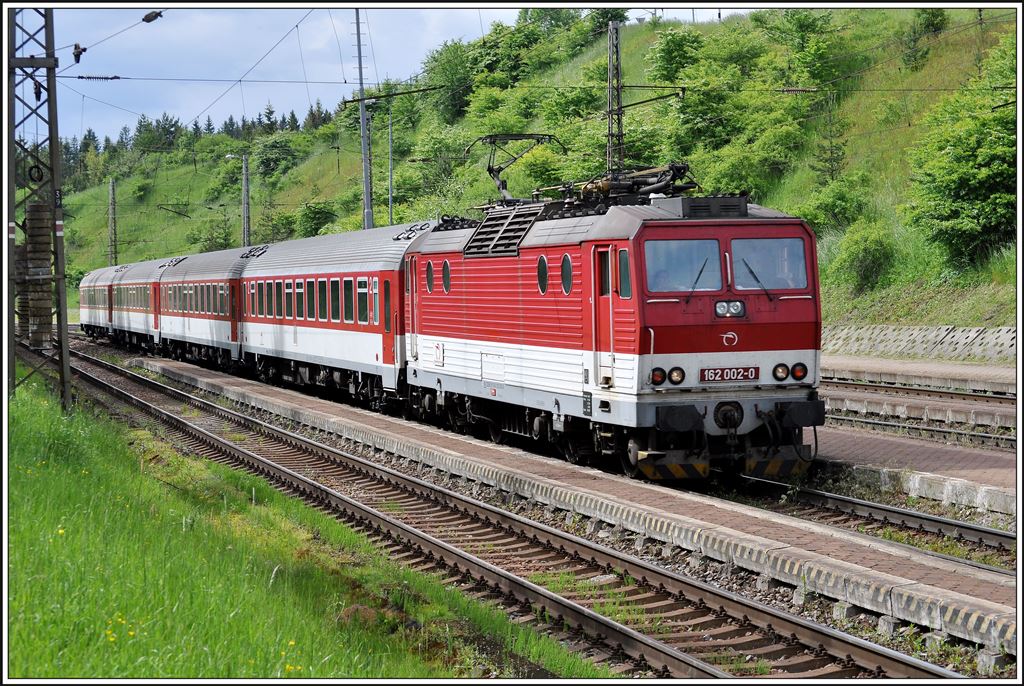 162 002-0 bespannt den Regio 7823 nach Kosice. Štrba. (05.06.2014)