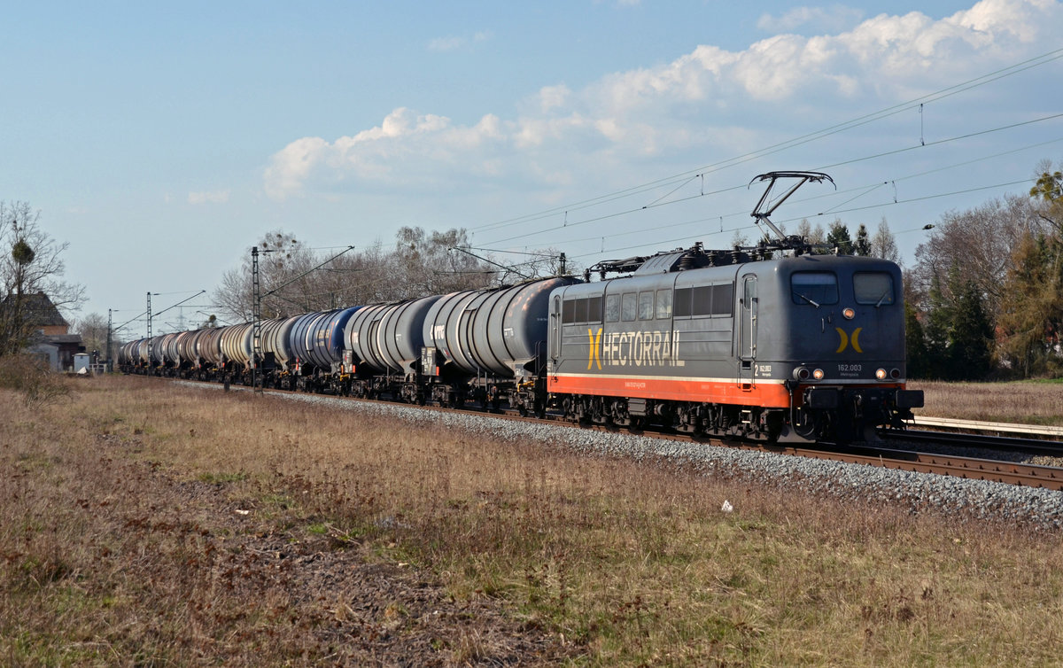 162 003 (151 027) von Hectorrail schleppte am 10.04.18 einen Kesselwagenzug durch Jütrichau Richtung Roßlau.