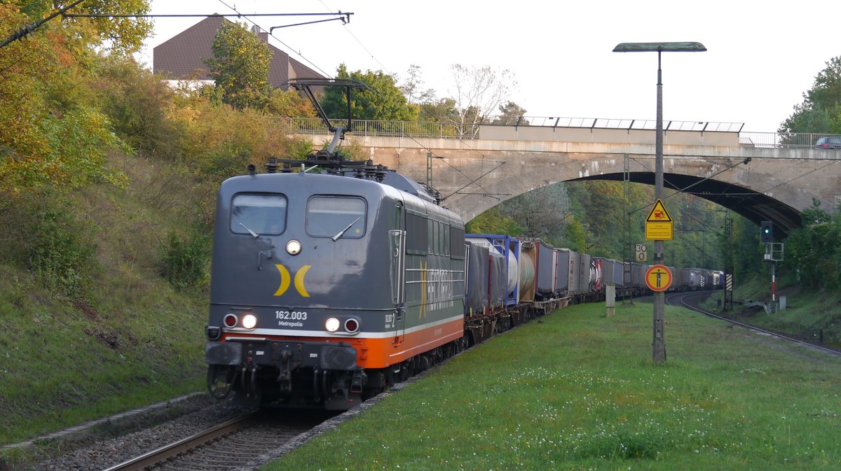 162 003 durchfährt mit einem Güterzug in Richtung Norden den Haltepunkt Darmstadt Süd. Aufgenommen am 27.9.2017 18:31

HINWEIS: Bild seit Bahnhofsumbau 2020 so nicht mehr möglich!