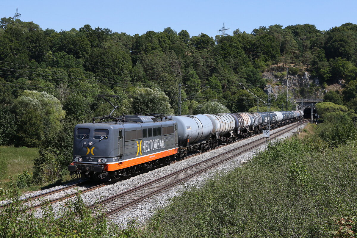 162 008 von  HECTORRAIL  mit einem Kesselwagenzug am 9. August 2022 bei Sollnhofen im Altmühltal.