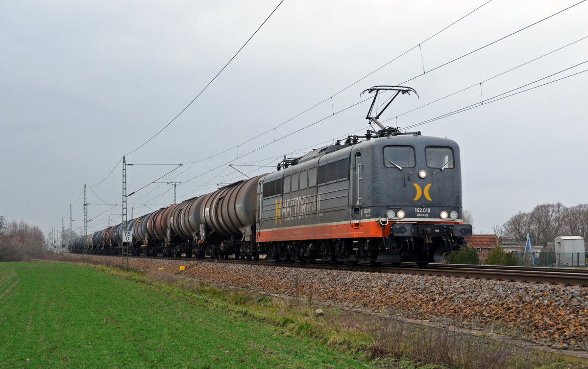 162 010 der Hectorrail schleppte am 06.02.20 einen Kesselwagenzug von Basel kommend durch Gräfenhainichen Richtung Wittenberg. Ziel des Zuges war Stendell.