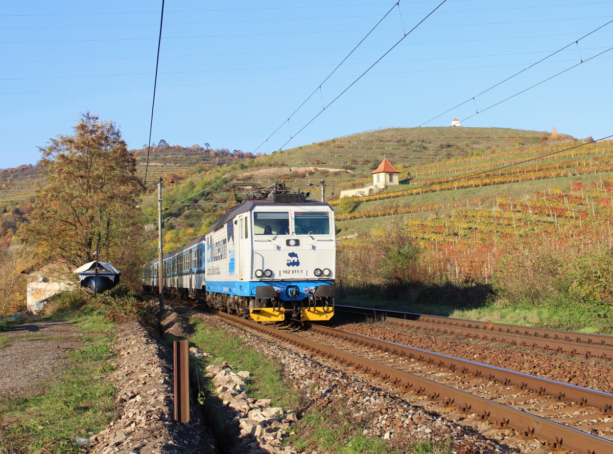 162 011-1 zu sehen am 31.10.15 in Velké Žernoseky.
