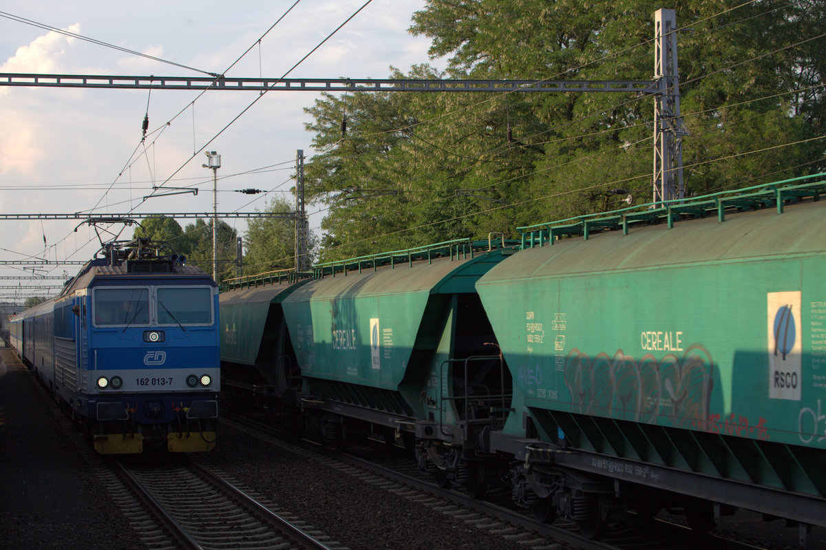 162 013-7 mit dem Schnellzug nach Prag.05.06.2019  19:25 Uhr.Nähe Hnevice