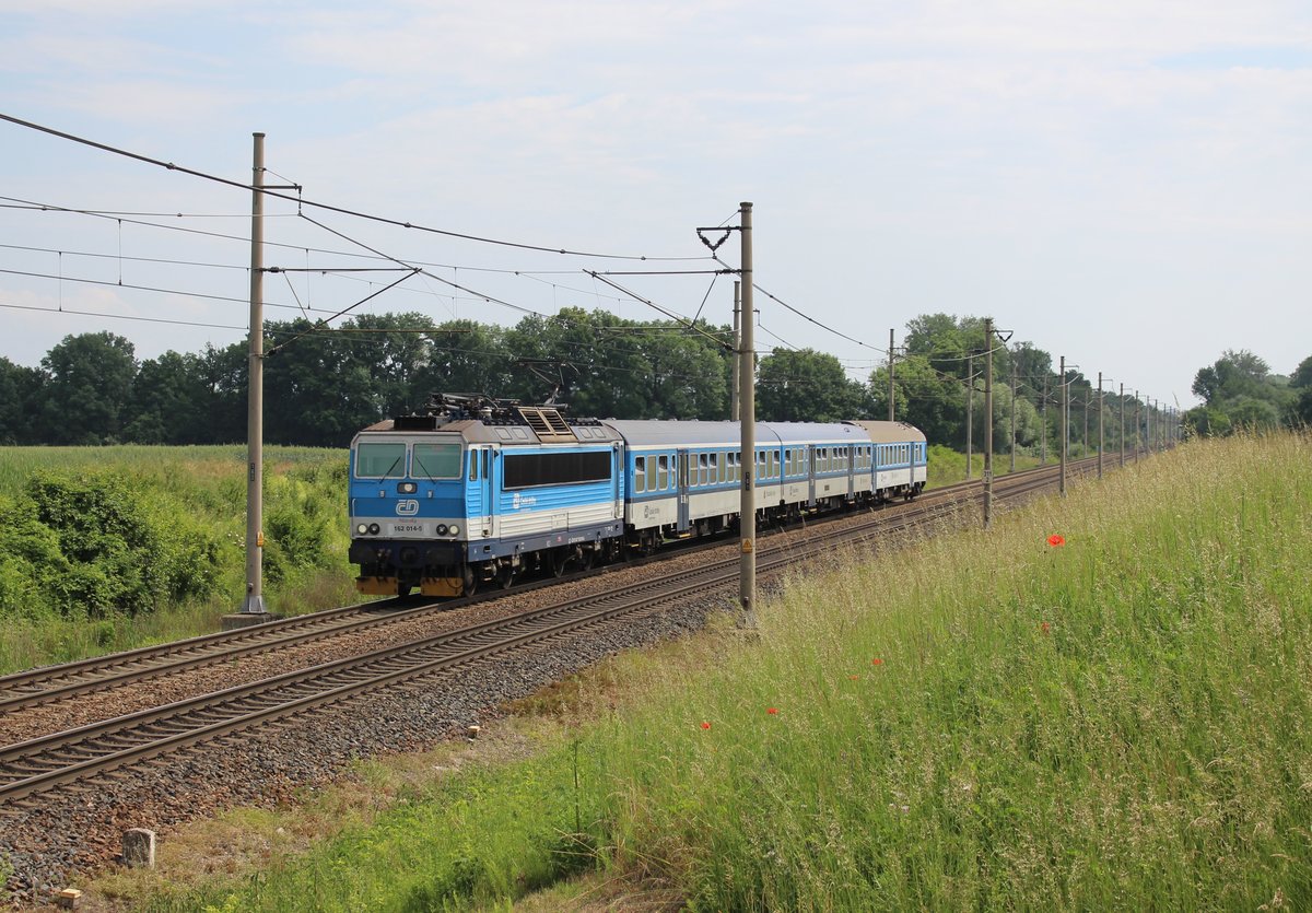 162 014-5 zusehen mit Os 5008 am 13.06.20 in Pardubice Opočínek. 