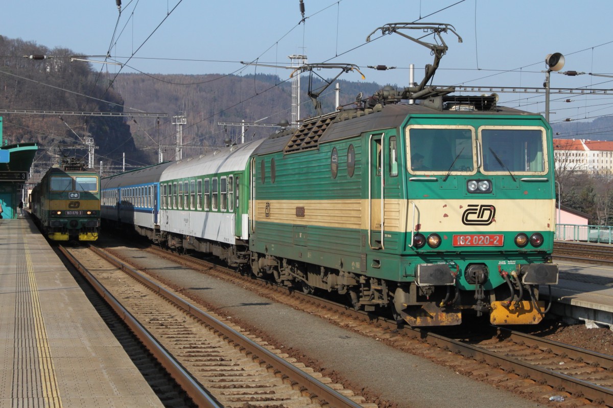 162 020 wartet am 22.03.2011 mit R 785 nach Praha hl.n. in Decin hl.n.