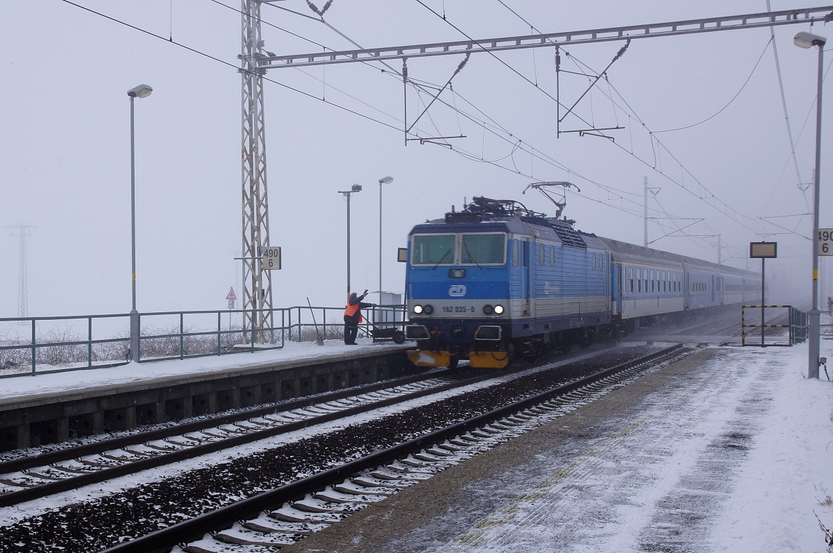 162 035 fährt aus Richtung Lovosice kommend durch den kleinen Haltepunkt Nove Kopisty. 18.01.2016
